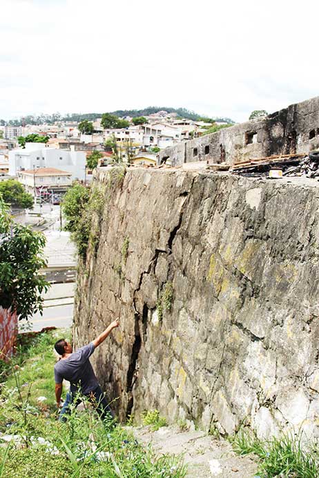 Muro de arrimo entre vila Luzita e jardim Guarará tem 12 m (Foto: Pedro Diogo)