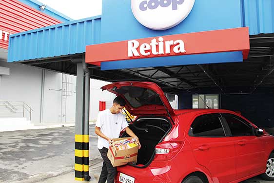 Loja da avenida Industrial criou área exclusiva para o cliente retirar a compra (Foto: Pedro Diogo)