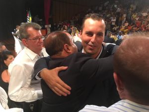Michels, abraça José Carlos Gonçalves, presidente municipal do PPS (Foto: Divulgação)