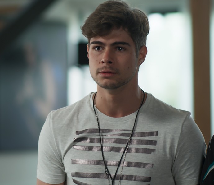 Léo recebe bomba (Foto: TV Globo)