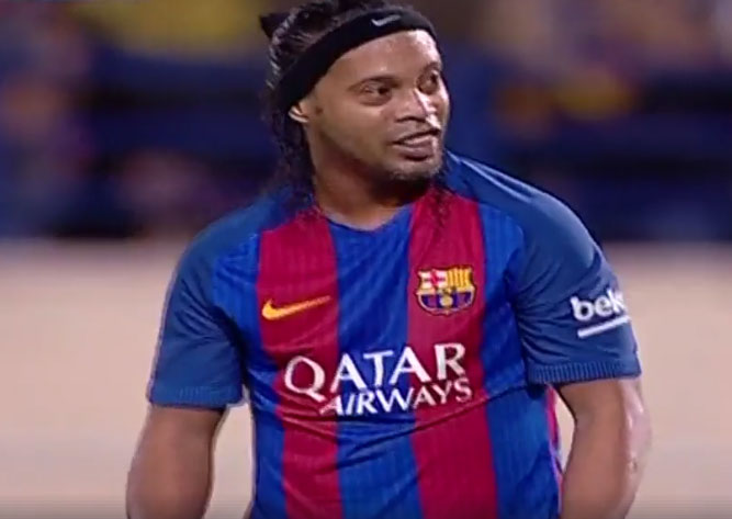 Ronaldinho Gaúcho dribla fã que invadiu o campo em jogo do Barça