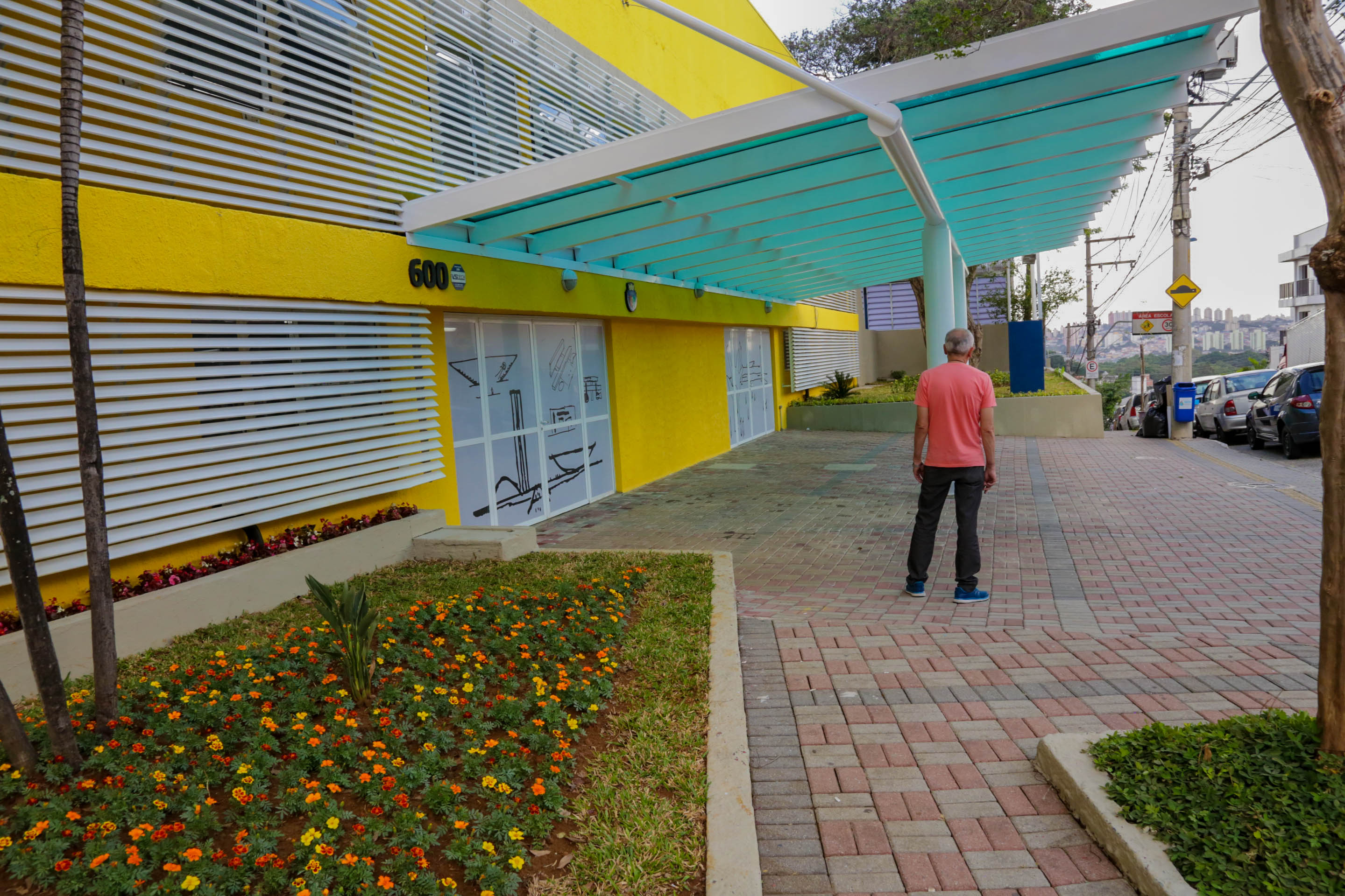 São Caetano reinaugura escola Oscar Niemeyer com festa junina