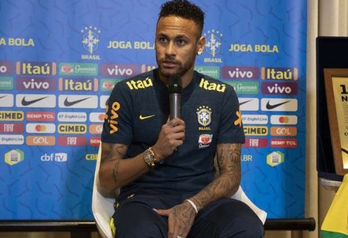 Brasil x Venezuela: Neymar é atingido por saco de pipoca na saída