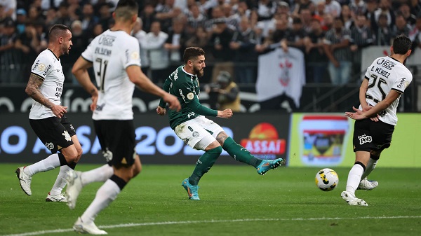 Palmeiras bate Corinthians e amplia vantagem na lideran&Atilde;&sect;a do Brasileir&Atilde;&pound;o