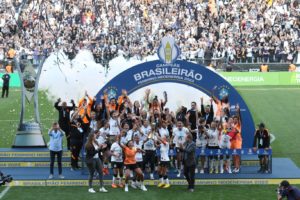 Corinthians goleia Internacional com recorde de público e