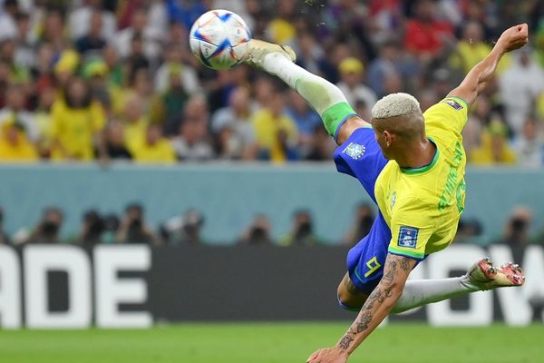 Voleio de Richarlison ganha prêmio de gol mais bonito da Copa do