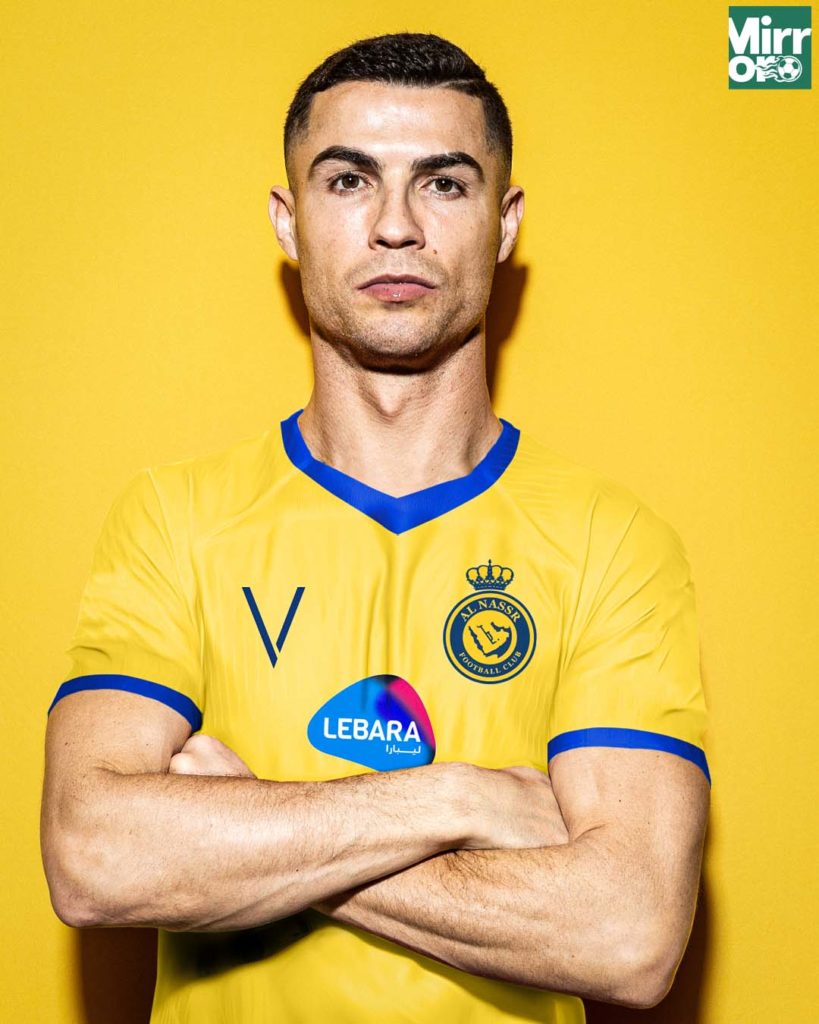 Al Nassr anuncia contratação de Cristiano Ronaldo; craque posa com