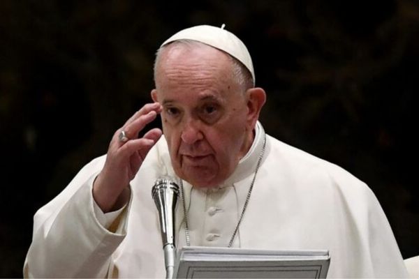 Papa Francisco tem noite tranquila após cirurgia, diz Vaticano