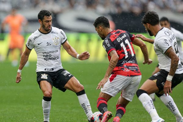 Fagner em cobrança de falta no jogo entre Corinthians e Santo André