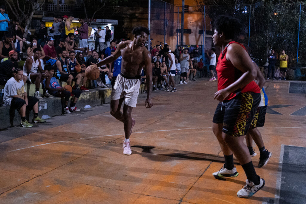 Diferença de altura entre jogador de basquete e repórter