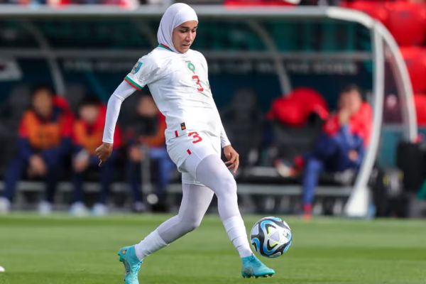 IM iraniana joga sem hijab no Campeonato Mundial e depois se refugia na  Espanha 