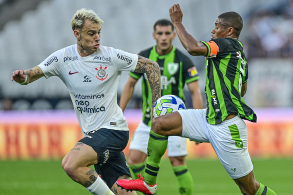 Corinthians para no goleiro do América-MG, falha na defesa e é