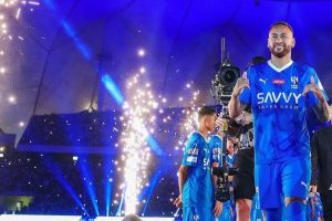 Neymar é apresentado com festa em estádio lotado: 'Fazer história e ganhar  muito'