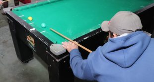 gustavo lima jogando sinuca no boteco