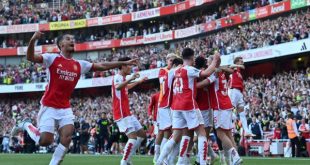 Arsenal marca no último minuto, supera o modesto Luton Town e se consolida  no topo do Inglês
