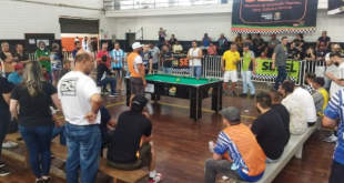 Gusttavo Lima Atrai Multidão ao Jogar Sinuca em Bar de Goiânia