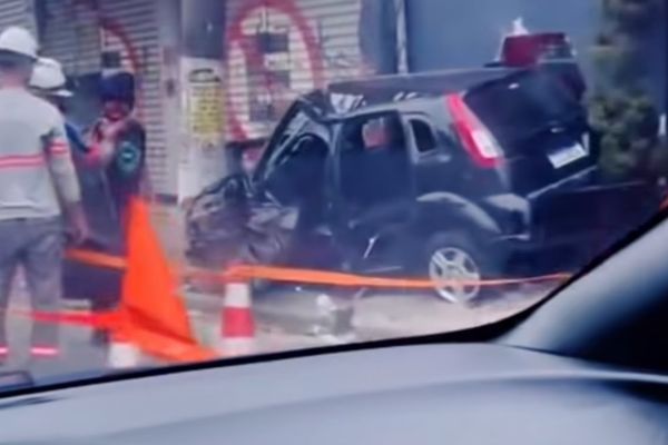 Carro bate em poste e deixa duas pessoas feridas em Mauá
