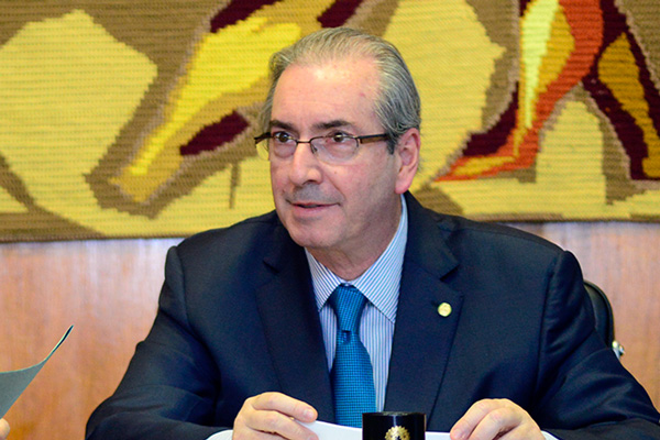 imagem-ao-chegar-a-camara-cunha-se-recusa-a-comentar-prisao-de-delcidio