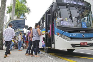 imagem-usuarios-reclamam-do-reajuste-da-tarifa-de-onibus-na-regiao